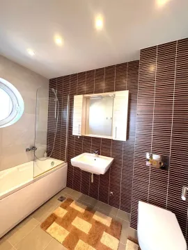 Moderne kupatilo sa kadom, tuš paravanom, umivaonikom i ugradnom sanitarijom. - image 11