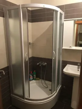 Kupatilo sa tuš kabinom, lavaboom i zidnim ormarićem. - image 14