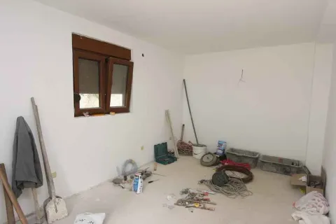 Soba u izgradnji sa građevinskim alatom. - image 37
