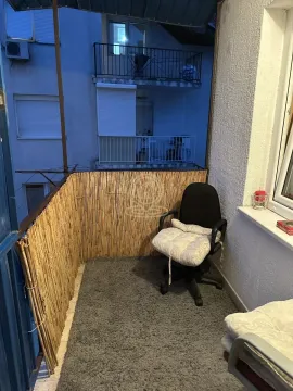 Natkriveni balkon sa stolicom i ogradom od trske. - image 5