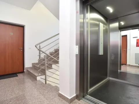 Izdavanje, dvosoban stan, 50m², Budva, Crna Gora - image 17