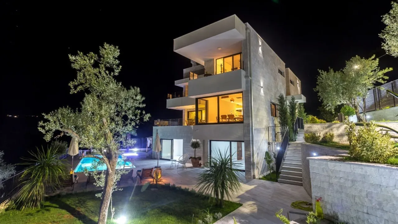 Sale, house, 360m², Đenovići, Herceg Novi