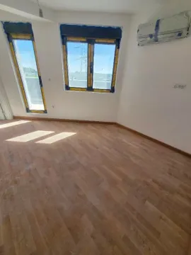 Prazna prostorija sa parketom i montiranim klima uređajem. - image 4