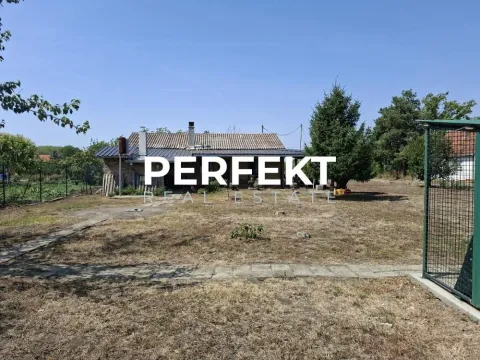 Pogled na dvorište i kuću sa pomoćnim objektima. - image 18