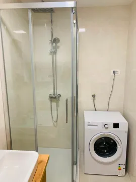 Moderno opremljeno kupatilo sa tuš kabinom i veš mašinom. - image 13