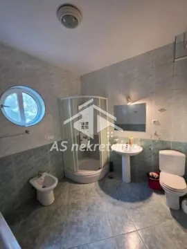 Kupatilo opremljeno tuš kabinom, umivaonikom, WC šoljom i bideom. - image 16