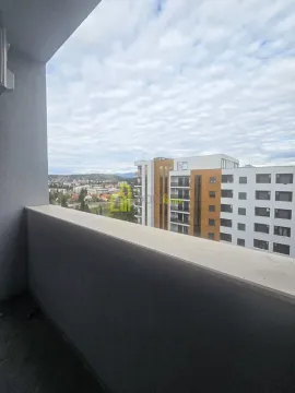 Pogled sa balkona na okolne zgrade i gradski pejzaž. - image 7