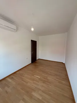 Prazna soba sa parketom i klima uređajem. - image 7