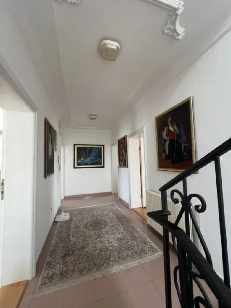 Izdavanje, kuća, 350m², Zlatica, Podgorica