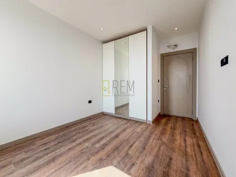 Svijetla spavaća soba sa ugradnim plakarom i drvenim podom. - image 11
