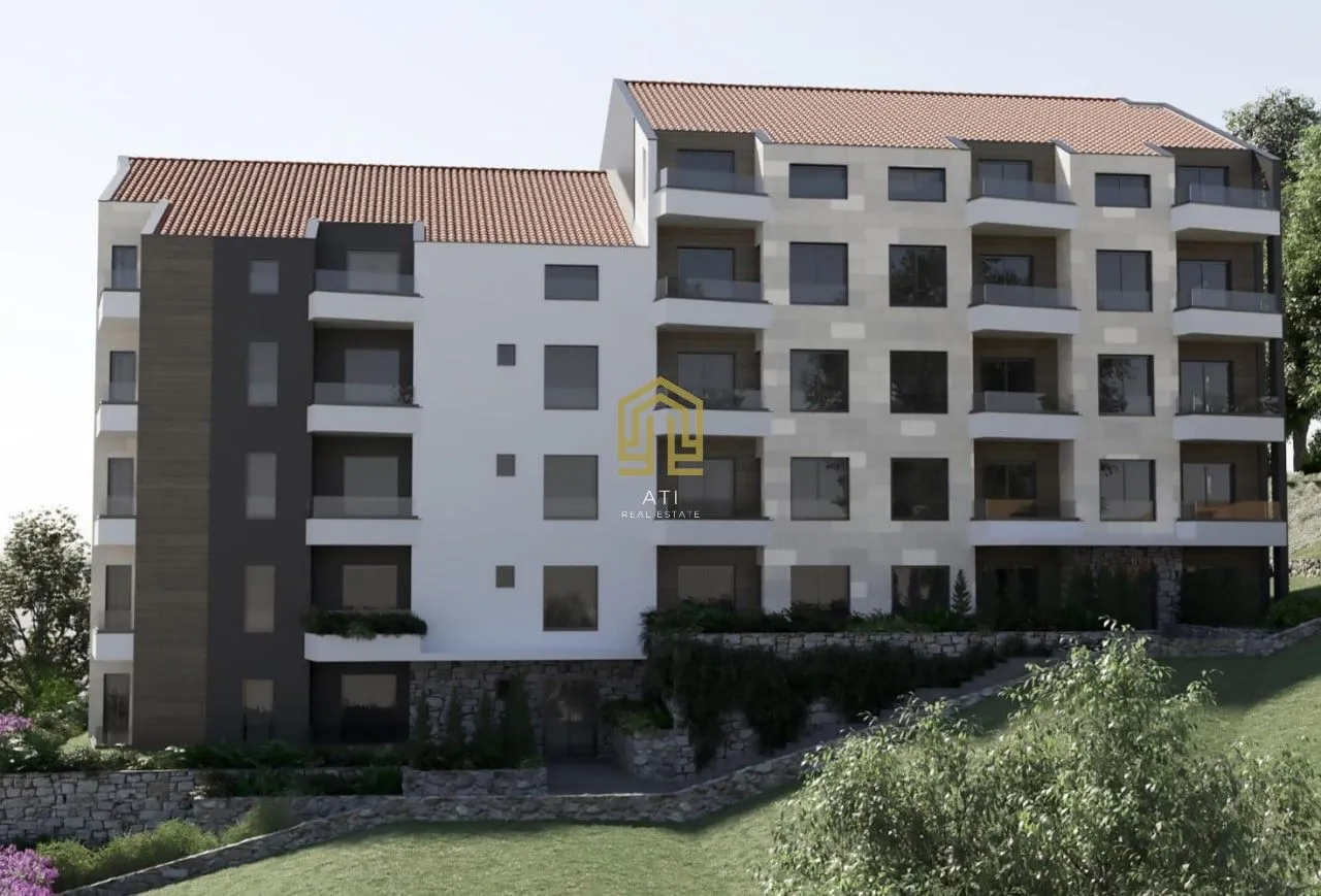 3D render spoljašnjosti moderne stambene zgrade sa terasam i uređenim dvorištem.