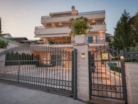 Sale, house, 365m², Krašići, Tivat - image 1