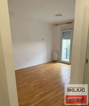 Prazna soba sa parketom i izlazom na terasu. - image 5