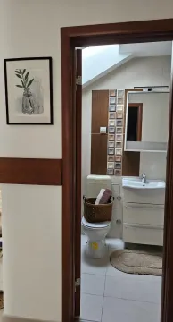 Pogled kroz vrata na uređeno kupatilo sa umivaonikom, WC šoljom i ogledalom. - image 5