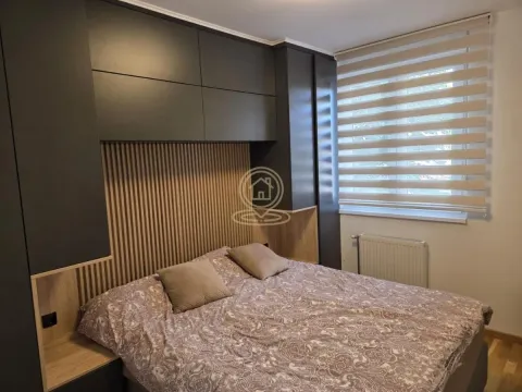 Spavaća soba sa bračnim krevetom i ugradnim ormarima. - image 4