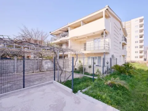 Prodaja, četvorosoban stan, 200m2, Centar, Bar