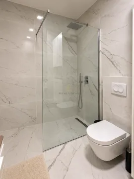 Moderne kupatilo sa tuš kabinom i ugradnom wc šoljom. - image 12