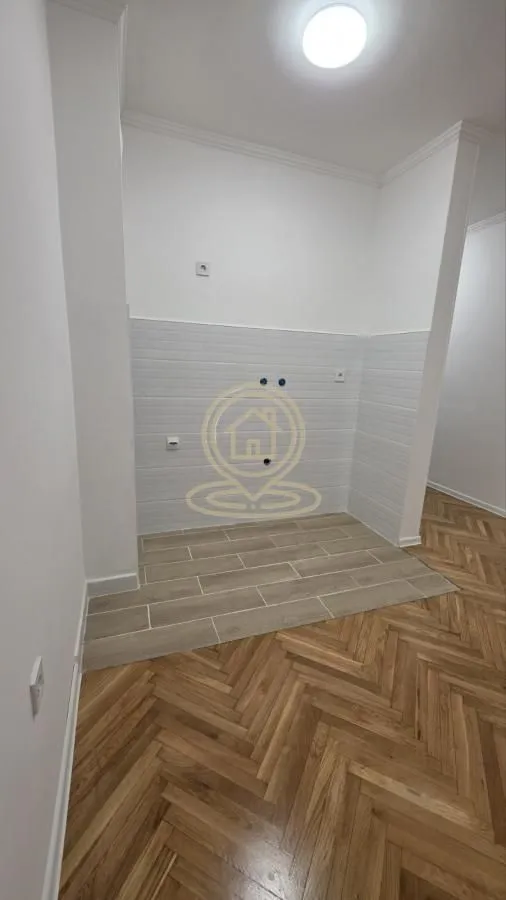 Deo kuhinje sa pripremljenim priključcima za vodu i struju.