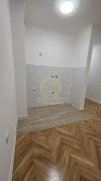 Deo kuhinje sa pripremljenim priključcima za vodu i struju. - image 6