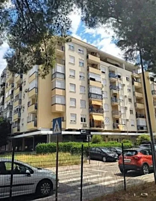 Izdavanje, jednosoban stan, 40m², Blok 6, Podgorica