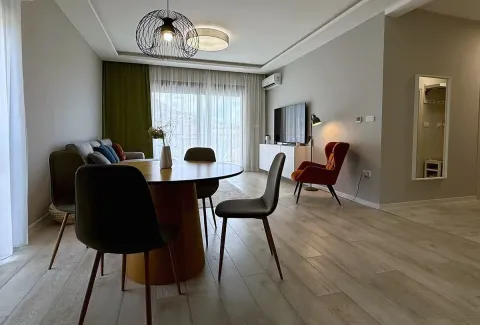 Dnevni boravak sa trpezarijom i modernim namještajem. - image 2