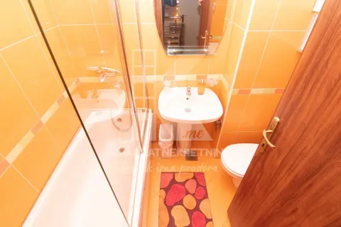 Kupatilo sa kadom, umivaonikom i toaletom u narandžastim pločicama. - image 15