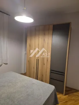 Spavaća soba sa velikim garderoberom i bračnim krevetom. - image 5