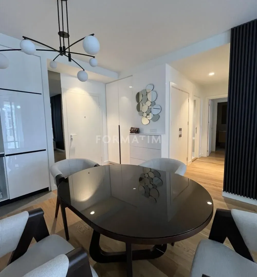 Izdavanje, trosoban stan, 84m², Savski Venac, Beograd