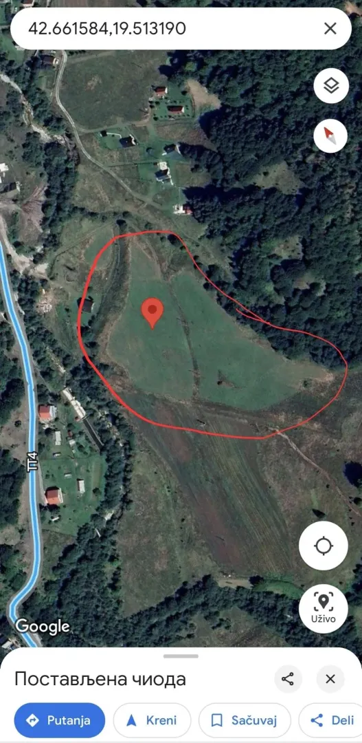 Satelitski snimak zemljišta sa ucrtanom granicom parcele.