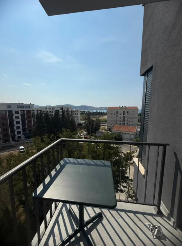 Pogled sa terase na okolne zgrade i naselje.