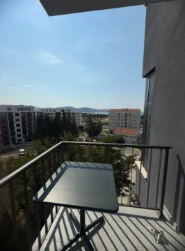 Pogled sa terase na okolne zgrade i naselje. - image 4