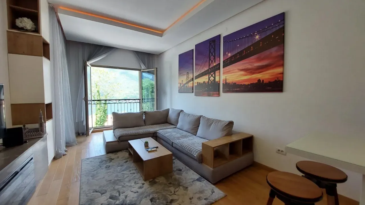 Izdavanje, jednosoban stan, 57m², Dobrota, Kotor