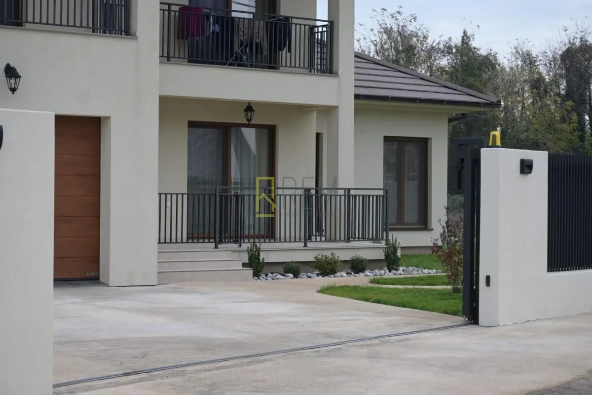 Sale, house, 212m², Tološi, Podgorica
