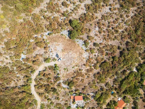 Pogled iz vazduha na zemljište sa pristupnim putem i objektom u donjem dijelu kadra. - image 14