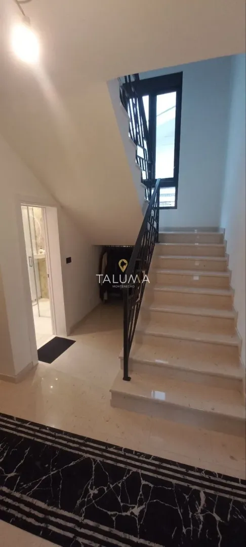 Izdavanje, stan, 180m², Gornja Gorica, Podgorica