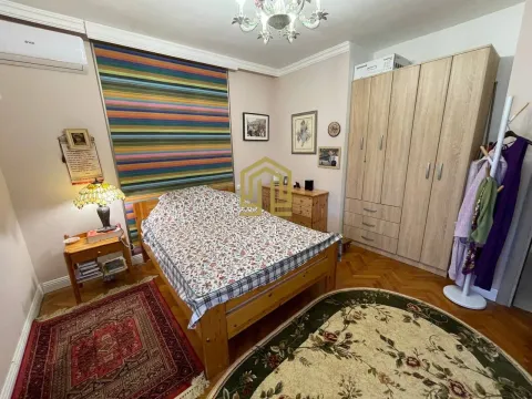 Namještena spavaća soba sa krevetom, ormarom i tepisima. - image 5