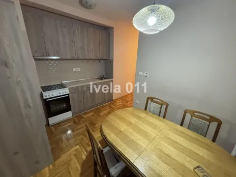 Manja kuhinja sa trpezarijskim stolom i drvenim elementima. - image 4