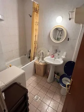 Manje kupatilo opremljeno kadom, umivaonikom, WC šoljom i veš mašinom. - image 10