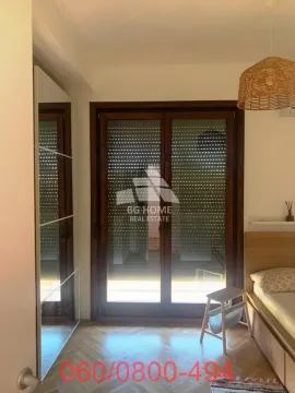 Nameštena spavaća soba sa krevetom, ugradnim ormanom i balkonskim vratima. - image 6
