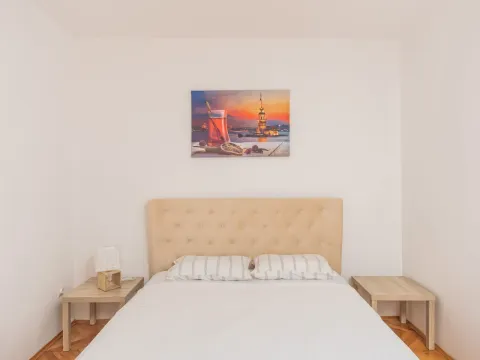 Izdavanje, trosoban stan, 103m², Dobrota, Kotor - image 15