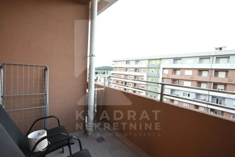 Natkriveni balkon sa pogledom na susjedne zgrade. - image 3