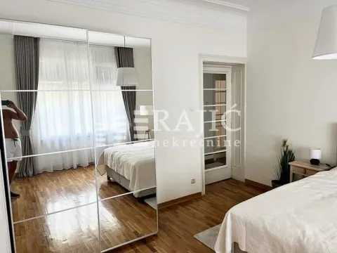 Spacious bedroom with a large double bed and a mirrored wardrobe. - image 7