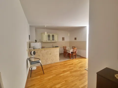 Kuhinja sa šankom i trpezarijom u nastavku. - image 8