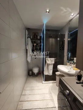 Moderno opremljeno kupatilo sa tuš kabinom i veš mašinom. - image 13