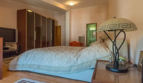 Namještena spavaća soba sa bračnim krevetom, velikim garderoberom i lampom. - image 21