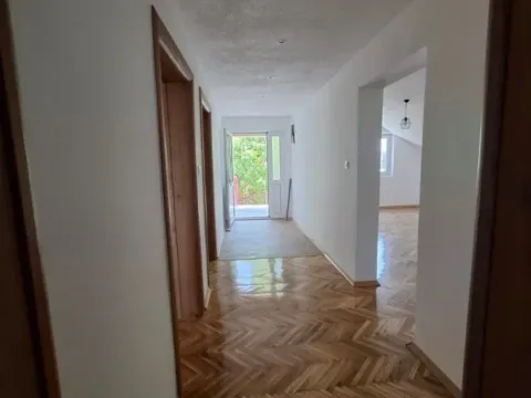 Izdavanje, dvosoban stan, 100m², Zlatica, Podgorica - image 13