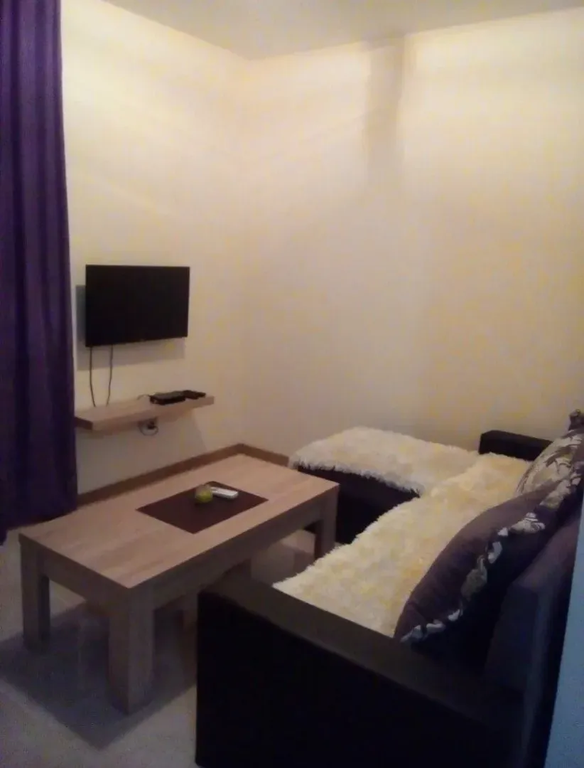 Izdavanje, jednosoban stan, 36m², Tivat, Crna Gora