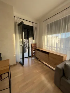 Svijetao dnevni boravak sa drvenim namještajem i izlazom na terasu. - image 3