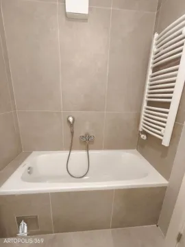 Kupatilo sa kadom i belim radijatorom za peškire. - image 16