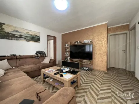 Dnevna soba sa ugaonom garniturom, televizorom i drvenim podom. - image 7